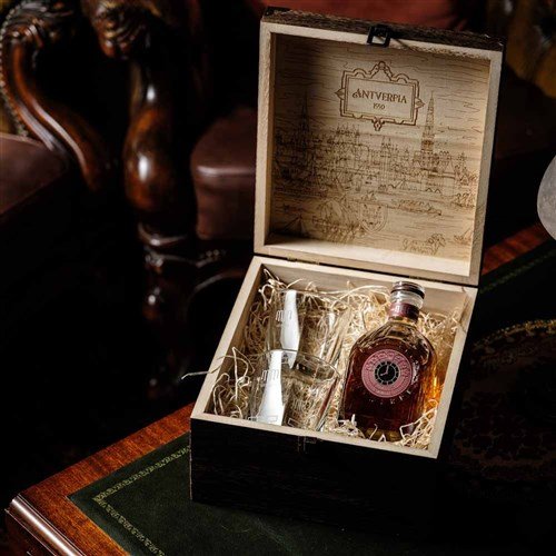 MM Antverpia rum 1550 monumental wooden box